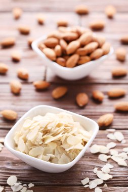 Kahverengi ahşap masa üzerinde kase lerde Badem