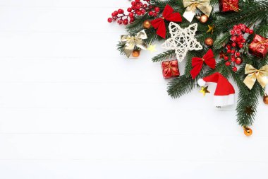Oyuncak dolu Noel ağacı dalları ve beyaz ahşap hediye kutuları