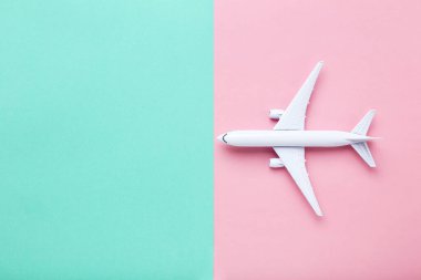Renkli kağıt arka plan üzerinde uçak modeli