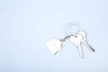 Gri arka planda ev sembolü olan gümüş tuşlar