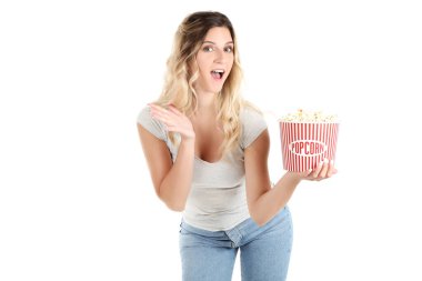 Beyaz arka plan üzerinde patlamış mısır ile kova tutan genç kadın