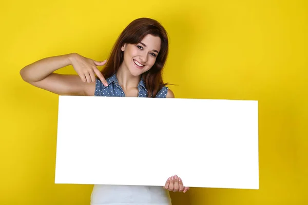Giovane donna con bordo bianco su sfondo giallo — Foto Stock