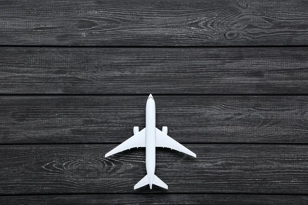Modelo de avião na mesa de madeira preta — Fotografia de Stock