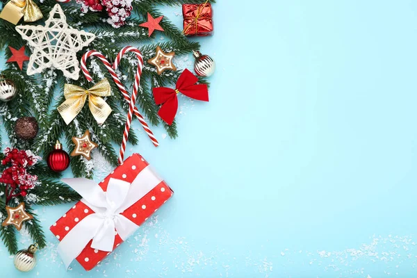 Kerstboom takken met speelgoed en geschenkdoos op blauwe achtergrond — Stockfoto