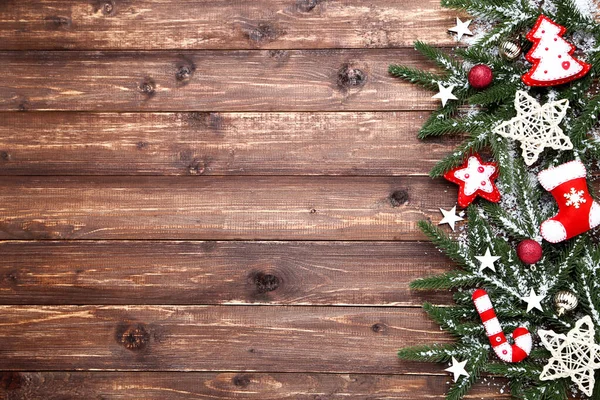 Ramas de árbol de Navidad con juguetes en mesa de madera marrón — Foto de Stock