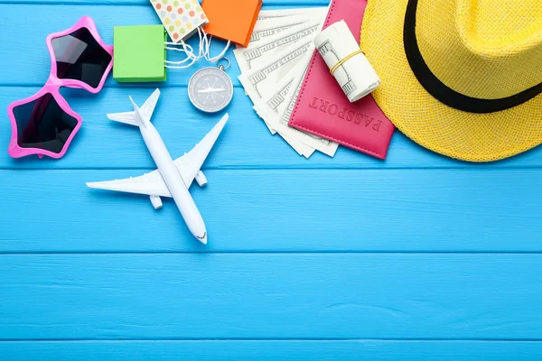 Modelo de avión con sombrero, pasaporte, billetes de dólar, brújula y — Foto de Stock