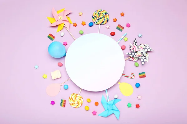 Farbenfrohe flache Lagekomposition mit verschiedenen Partyartikeln und Süßigkeiten — Stockfoto