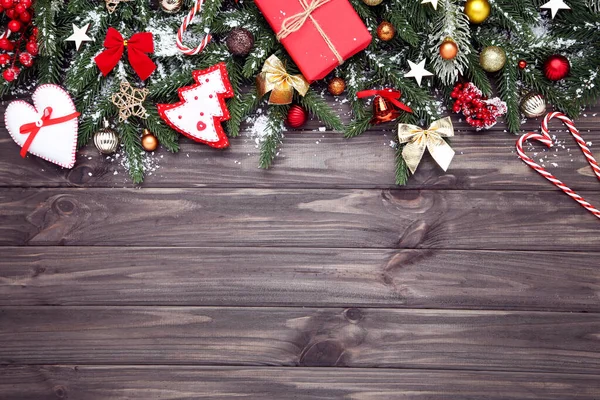 Kerstboom takken met speelgoed op houten tafel — Stockfoto