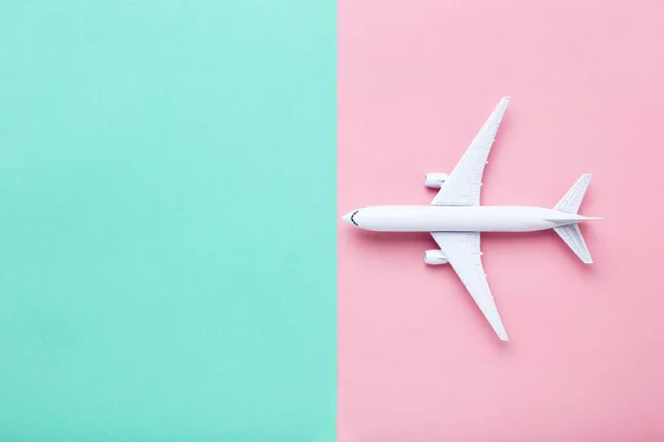 Modelo de avião sobre fundo de papel colorido — Fotografia de Stock