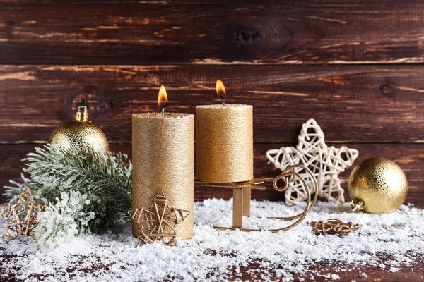Рождественские свечи с безделушками, звездами и елочными ветвями на b — стоковое фото