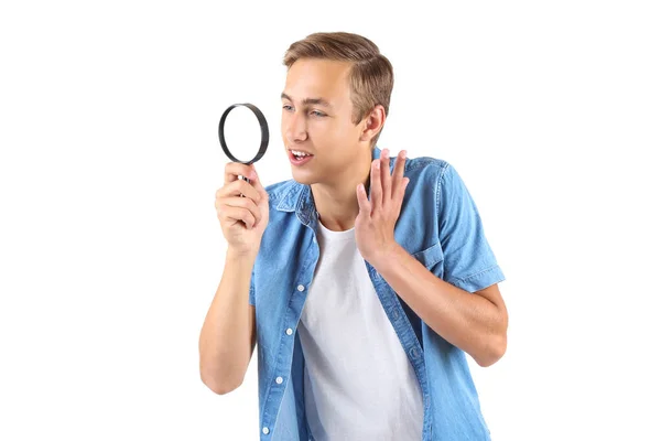 Jonge man met vergrootglas op witte achtergrond — Stockfoto