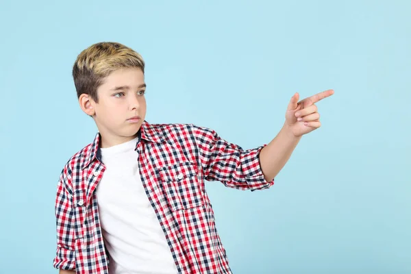 Kleiner Junge im Hemd auf blauem Hintergrund — Stockfoto
