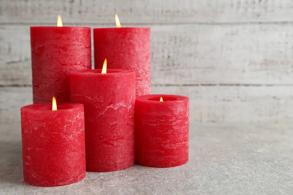 Червоні різдвяні свічки на білому тлі дерев'яні — стокове фото