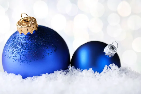 Kerstballen met witte sneeuw op wazige achtergrond — Stockfoto