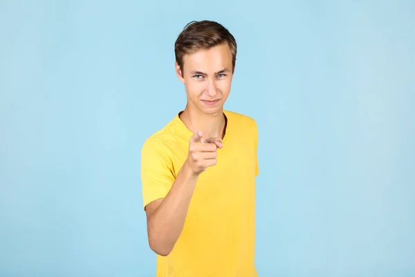 Retrato de hombre joven en camiseta amarilla sobre fondo azul — Foto de Stock