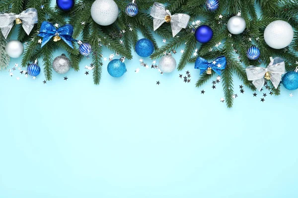 Karácsonyfa ágak játékok kék háttér — Stock Fotó