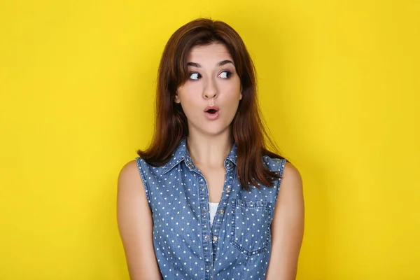 Ung kvinna i snygga kläder på gul bakgrund — Stockfoto