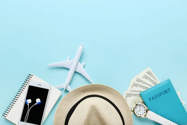 Modelo de avión con pasaporte, smartphone, sombrero y dólar banknot —  Fotos de Stock