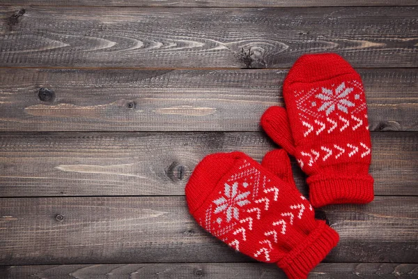 Strickhandschuhe auf Holztisch — Stockfoto