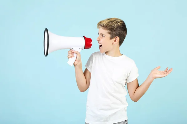 Menino com megafone no fundo azul — Fotografia de Stock