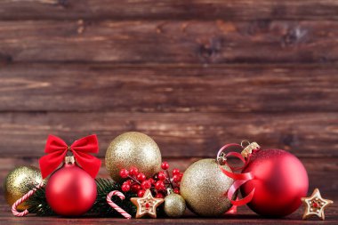 Köknar ağacı dalları ve kırmızı böğürtlenli Noel süsleri.