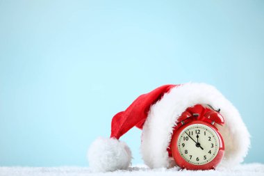 Mavi arka planda kırmızı alarmlı Noel Baba şapkası
