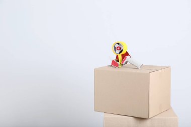 Gri arkaplan üzerinde dağıtıcısı olan karton kutular