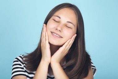 Mavi arka planda güzel bir kız