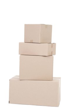 beyaz arkaplanda karton kutular izole