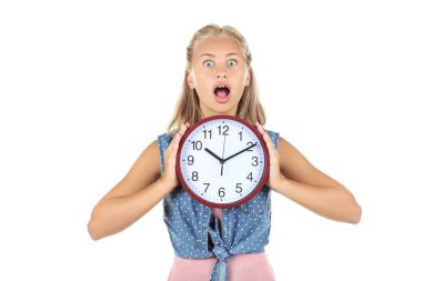 Beyaz arka planda yuvarlak saat tutan genç kız