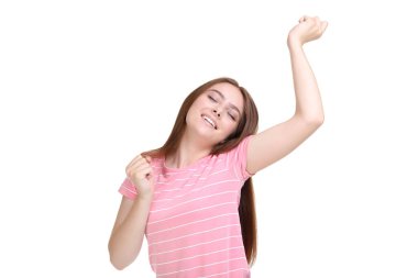 Beyaz arka plan üzerinde pembe t-shirt genç kadın