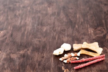 Kahverengi arka planda kemikleri olan kuru hayvan mamaları.