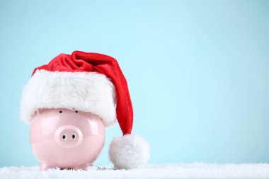 Mavi arka planda kumbaralı kırmızı Noel Baba şapkası