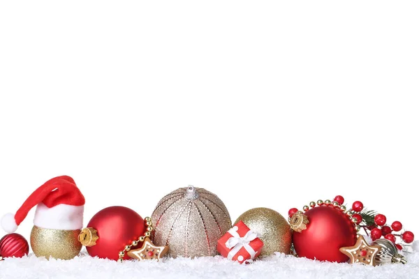 흰색 B 위에 눈 과 생강빵 쿠키가 놓인 크리스마스 장식 — 스톡 사진
