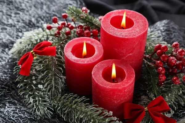 Рождественские свечи с красными ягодами и елками — стоковое фото
