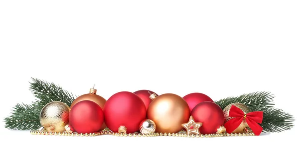 Kerstballen met sparren takken geïsoleerd op witte backgro — Stockfoto