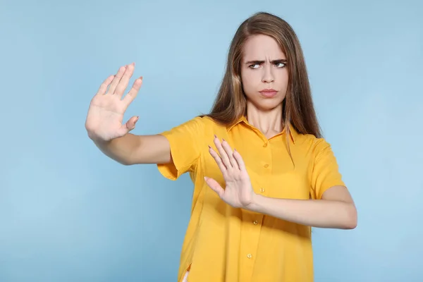 Giovane bella ragazza mostrando stop gesto su sfondo blu — Foto Stock