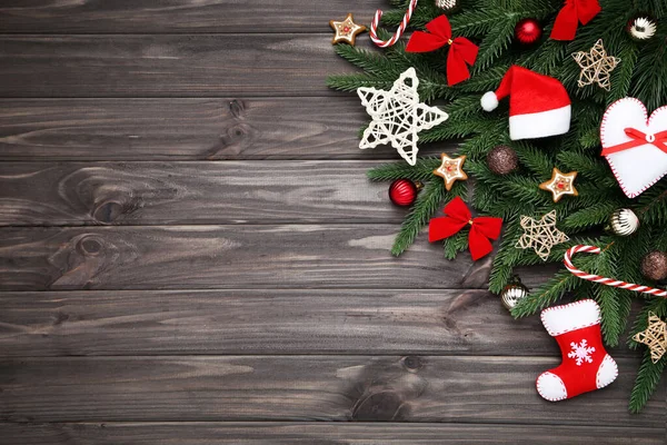 木のテーブルの上におもちゃとクリスマスツリーの枝 — ストック写真
