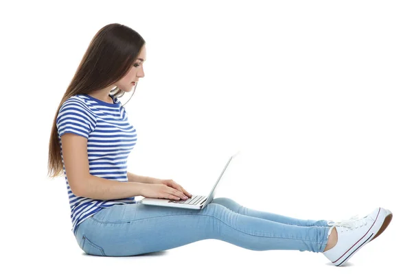 Menina com computador portátil sentado no fundo branco — Fotografia de Stock