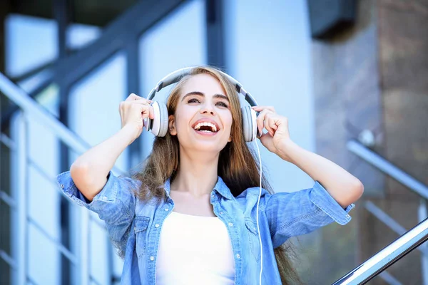 Jong mooi meisje luisteren muziek met hoofdtelefoon — Stockfoto