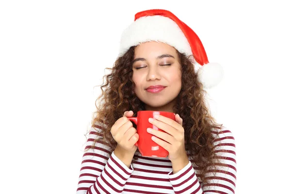 Beautiful american woman wearing santa hat and holding cup of tea isolated on white background — Stock Photo, Image