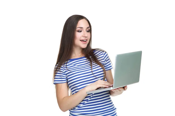 Молодая девушка с ноутбуком компьютер изолирован на белом фоне — стоковое фото