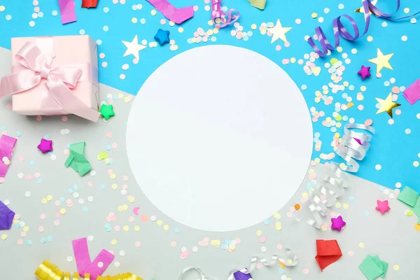 Colorata composizione laica piatta con nastri, confezione regalo, confetti a — Foto Stock