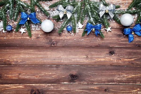 Ramos de árvore de Natal com brinquedos na mesa de madeira marrom — Fotografia de Stock
