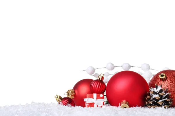 Bolas de Natal com caixa de presente e cone sobre fundo branco — Fotografia de Stock