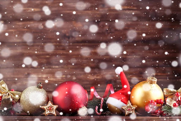 Рождественские украшения с ветками елки и шляпой Санты на брови — стоковое фото
