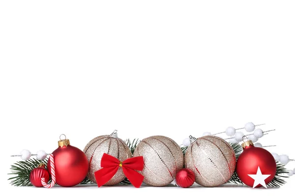 Χριστουγεννιάτικες μπάλες με κλαδιά ελάτης απομονωμένα σε λευκό φόντο — Φωτογραφία Αρχείου
