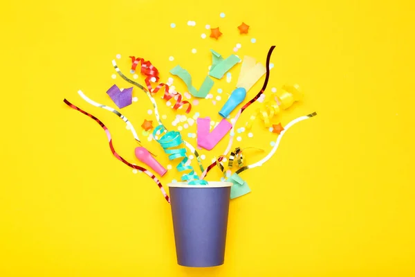Cintas de colores con bolas de goma, estrellas y taza de papel en yel —  Fotos de Stock
