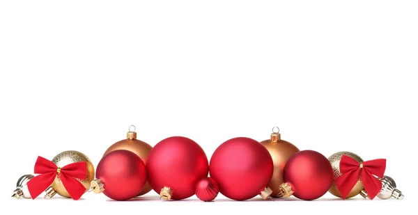 Bolas de Natal vermelho isolado no fundo branco — Fotografia de Stock