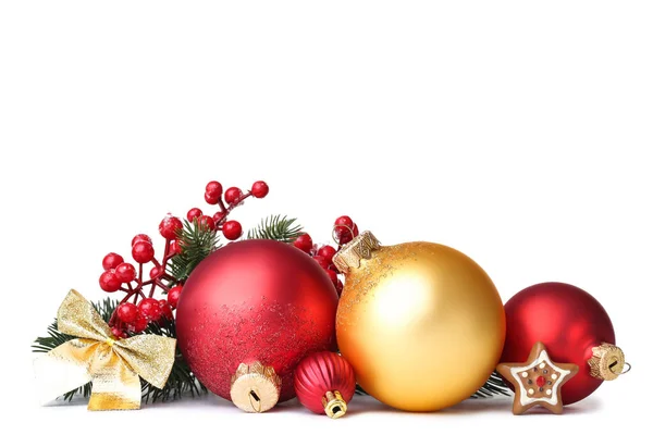 Kerstballen met sparren takken en rode bessen geïsoleerd — Stockfoto